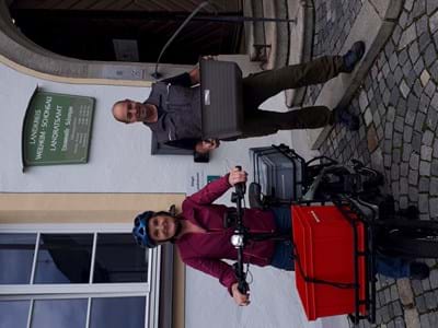Bildtext: 
Mitarbeiter des Landratsamts: Margarita Löffelmeier mit Hilfe von Peter Schedel beim Bepacken des 
Lastenfahrrads