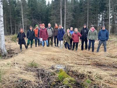 Moorrenaturierung im Sindelsbachfilz Sehr interessiert an der Moorrenaturierung im Landkreis Weilheim-Schongau: zwölf bayeri-sche Moormanager bei der Exkursion im Sindelsbachfilz.
